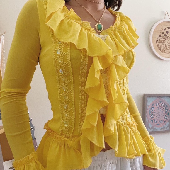 yellow ruffle top ๐ - Picture 4 of 4